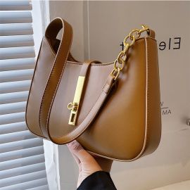 شنطة نسائي مزينه بقفل عصري