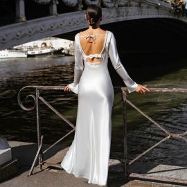 فستان نسائي طويل ناعم مزين بالدانتيل