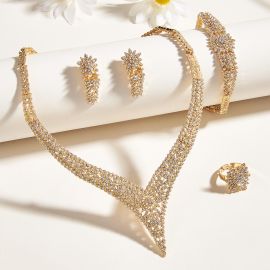 طقم مجوهرات فاخر عالي الجودة مكون من أقراط على شكل حرف V مرصعة بالكامل بأحجار الراين، وخاتم مفتوح، وقلادة مطلية بالذهب للنساء.