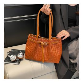 شنطة نسائي جلدية مزينه بحزام 