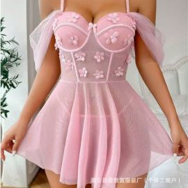 طقم لانجري مزين بتطريزات زهرية رائعة وفيونكات، ويضم بيكيني مثير ولانجري من الدانتيل