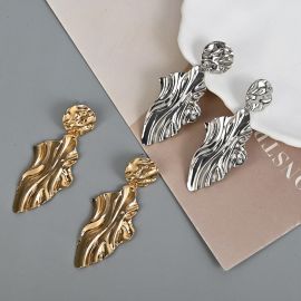 اقراط نسائية على شكل مموج