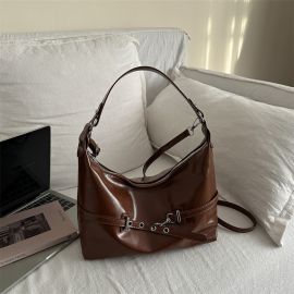 شنطة نسائي واسعه مزينه بحزام