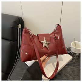 حقيبة نسائية مزينة بقفل مطوي على شكل نجمة