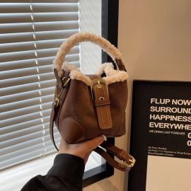 شنطة يد نسائي بنمط مربع مزينه بفرو