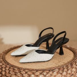 كعب نسائي بكعب متوسط الطول