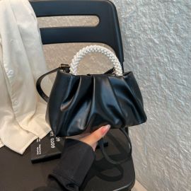 شنطه يد نسائي بمبقض مزين بلؤلؤ