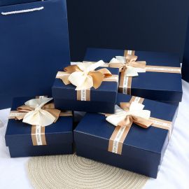 صندوق هدايا باللون الازرق ذات احجام