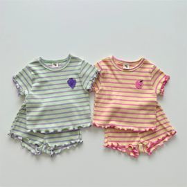 طقم أطفال مخطط على الطراز الكوري مع حواف مكشكشة وتصميم عنب وفواكه