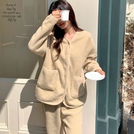 طقم بيجامه نسائي من الصوف الناعم