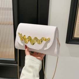 شنطه نسائي صغيره الحجم مزينه بعقده ذهبيه