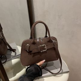 شنطة يد نسائيه مزينه بحزام