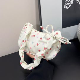 شنطة نسائي بيضاء مزينه برسومات ناعمة