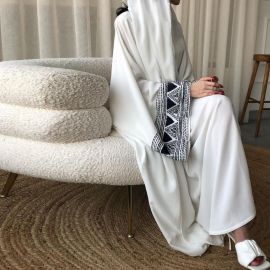 عباية نسائية مطزرة بالاكمام