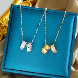 قلادة نسائية تتميز بتصميم عصري على شكل حلقتين متداخلتين