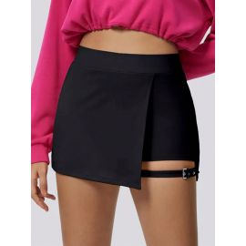 تنورة نسائية قصيرة مع تصميم حزام على رجل