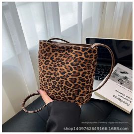 شنطة نسائي بتصميم عصري