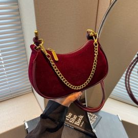 حقيبة كتف نسائية مزينه بسلسلة