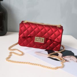 حقيبة كتف صغيرة من الجيلاتين غير اللامعة بإصدار كوري