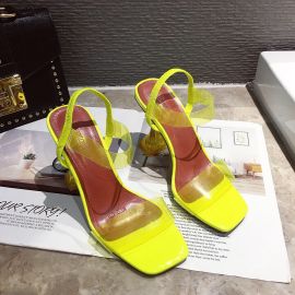 كعب نسائي شفاف بلون عصري