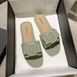 صندل ذات قاع مسطح وإبزيم مربع