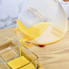 وعاء بلاستيكي لخفق البيض وتصفيته