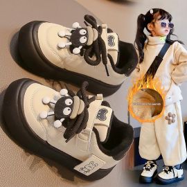 حذاء رياضي  يتميز بنعل متعرج وسميك وجزء علوي متين بخامة شبكية ومقاومة للماء، مع رباط أمامي وإغلاق بشريط لاصق 