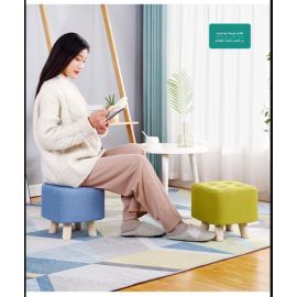 كرسي مربع صغير من الخشب الصلب