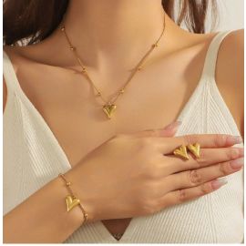 طقم سوار وأقراط وقلادة من الفولاذ المقاوم للصدأ على شكل قلب