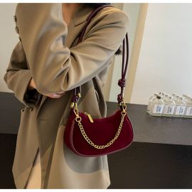 حقيبة كتف نسائية مزينه بسلسلة