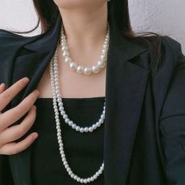 عقد أنيق من اللؤلؤ بثلاث طبقات وبأحجام مختلفة للسيدات