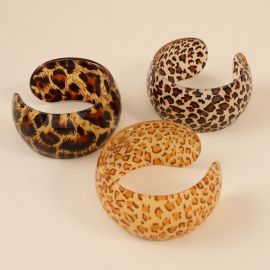 سوار عريض ومفتوح بطبعة جلد الفهد عصري وانيق للنساء