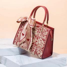 حقيبة كتف منقوشة تجمع بين التصميم العصري والتفاصيل الزهرية الرقيقة