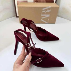 حذاء نسائي باللون العنابي، ذو مقدمة مدببة وكعب عالي