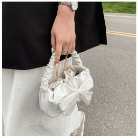 شنطة يد نسائي بسلسلة على شكل فيونكة 