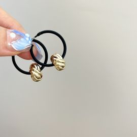 اقراط نسائية بنمط رباط اسود وذهبي