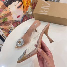 أحذية شفافة مرصعة بأحجار الراين بكعب متوسط الإرتفاع ومقدمة مدبدبة للنساء