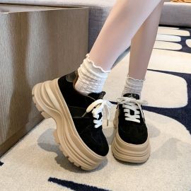 بوت نسائي ذات نعل سميك