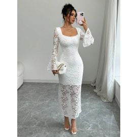 فستان نسائي من قماش الدانتيل مع فتحة رفيعة للجانب 