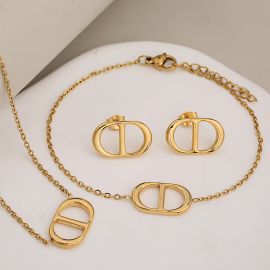 طقم ثلاثي من الأقراط والأساور والقلائد المصنوعة من الفولاذ المقاوم للصدأ وحرف CD