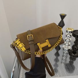 حقيبة كتف صغيرة مربعة الشكل و بسيطة للسيدات