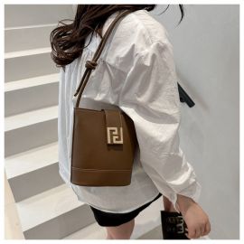 شنطة يد نسائي بتصميم عصري