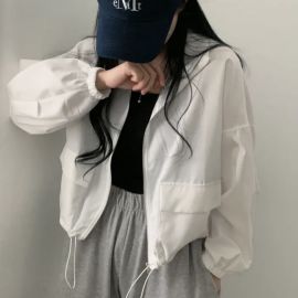 جاكت نسائي خفيف ومريح  يتميز بأكمام واسعة ومنفوخة،  وأساور أكمام مطاطية وجيوب كبيرة