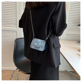 شنطة نسائيه صغيره الحجم مزينه بورود