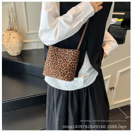 شنطة نسائي بتصميم عصري