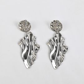 اقراط نسائية على شكل مموج