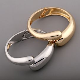 إسوارة نسائية مجوّفة بتصميم عصري