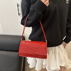 شنطة يد نسائي مربعة الشكل