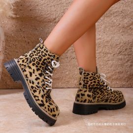 حذاء مرتفع للكاحل بنمط الفهد