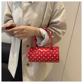 حقيبة يد أسطوانية الشكل بتصميم منقط